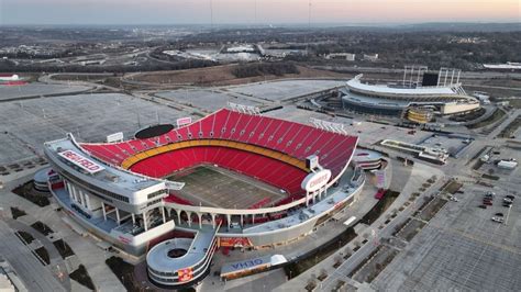 Voters reject stadium tax for Royals and Chiefs .